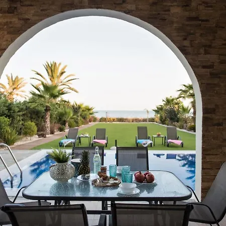 Nirvana Seafront فيلة أيا نابا